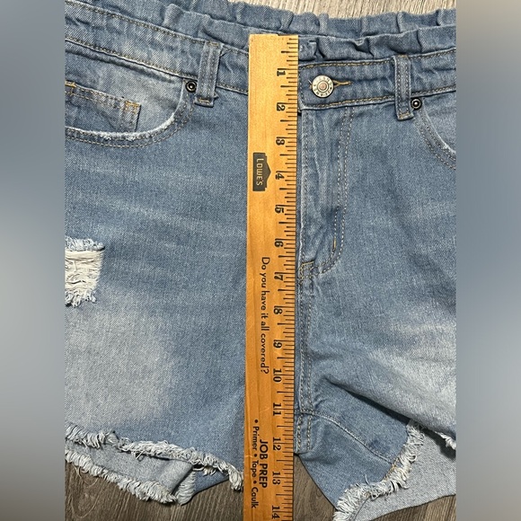 Lily Clothing Light Wash Distressed Denim Jean Shorts - Size Medium 31” Waist - Picture 6 of 7